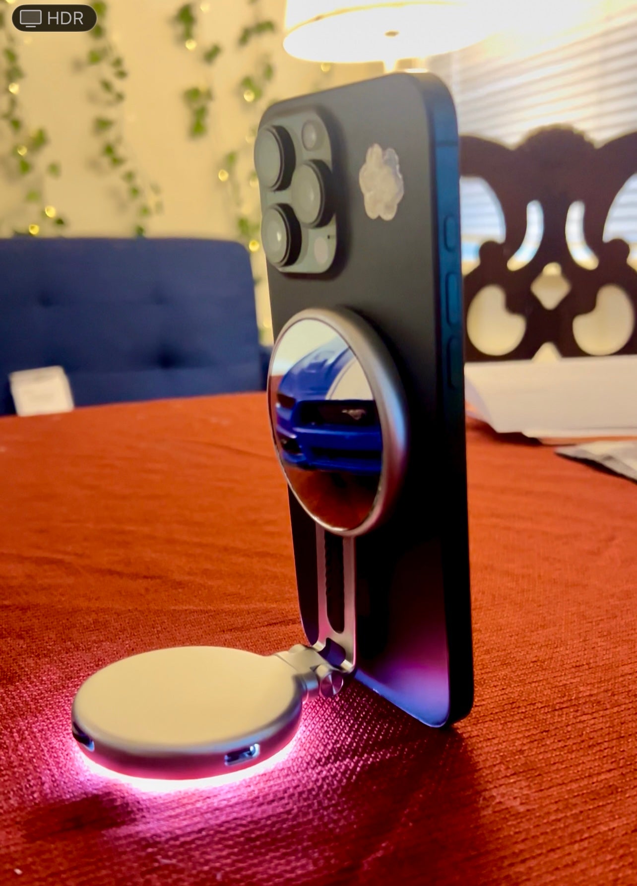 Luz LED magnética con MagSafe, espejo incluido y soporte giratorio. Perfecto para grabarte con buena luz en videollamadas, maquillaje o en cualquier momento.