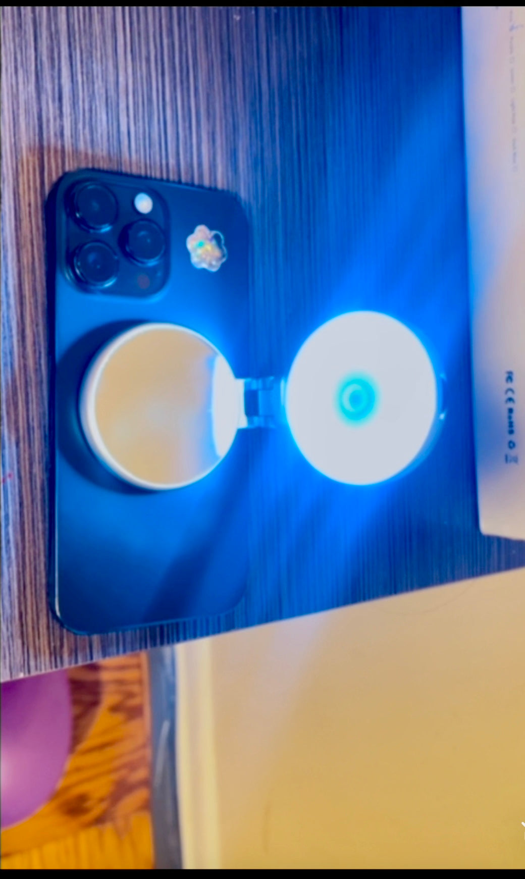 Luz LED magnética con MagSafe, espejo incluido y soporte giratorio. Perfecto para grabarte con buena luz en videollamadas, maquillaje o en cualquier momento.